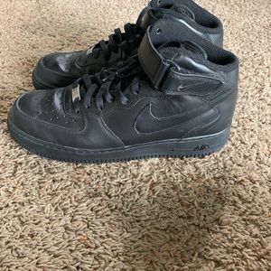 Men’s Nike Air Force 1 mid top sneaker